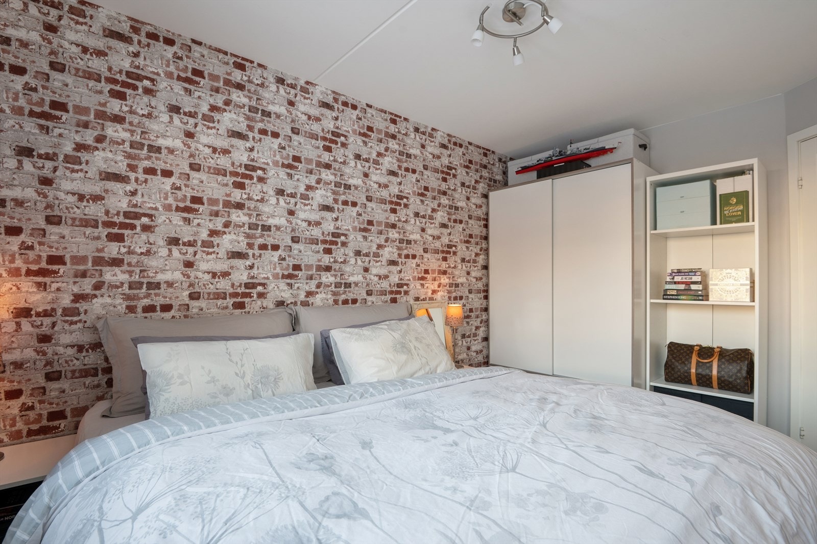 Soverommet er av god størrelse, med god plass til dobbeltseng og tilhørende soveromsmøblement. Galleribilde