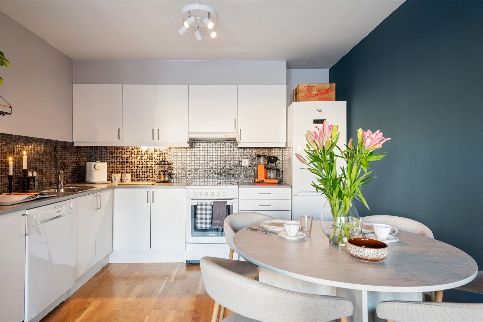 Kjøkkenet er av god størrelse, og byr på rikelig mad skap-, skuff-, og benkeplass. Galleribilde