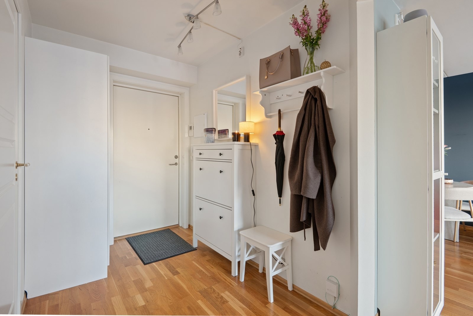 Du kommer inn i en lys og innbydende entré utstyrt med garderobeskap for oppbevaring av yttertøy. Det er også plass til annet entrémøblement. Galleribilde