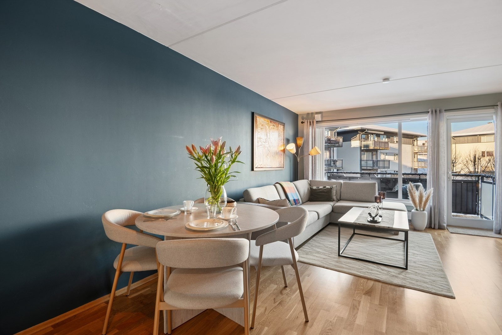 Det er plass til spisebord i overgangen mellom stue og kjøkken. Dette skaper et naturlig skille i rommet. Galleribilde