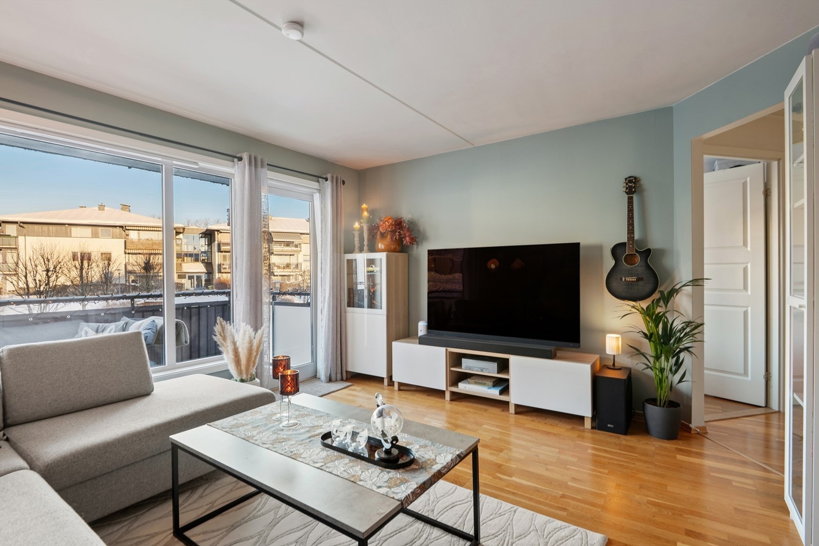 Store vindusflater slipper inn rikelig med naturlig lys. Utgang til balkong. Galleribilde