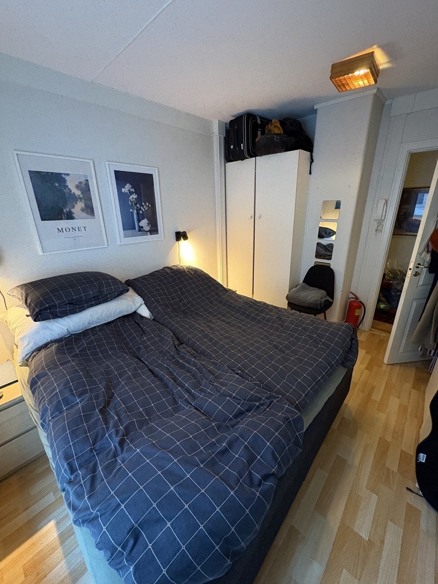 Leilighetens første soverom - med plass til stor seng og ellers god plass til garderobeløsninger Galleribilde