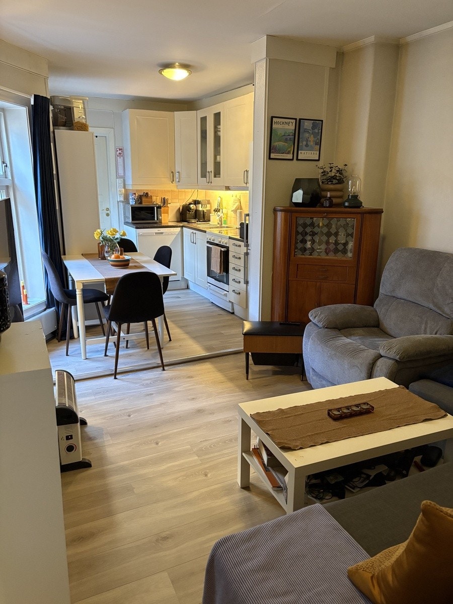 Leilighetens oppholdsrom innbyr til mye sosial hygge Galleribilde