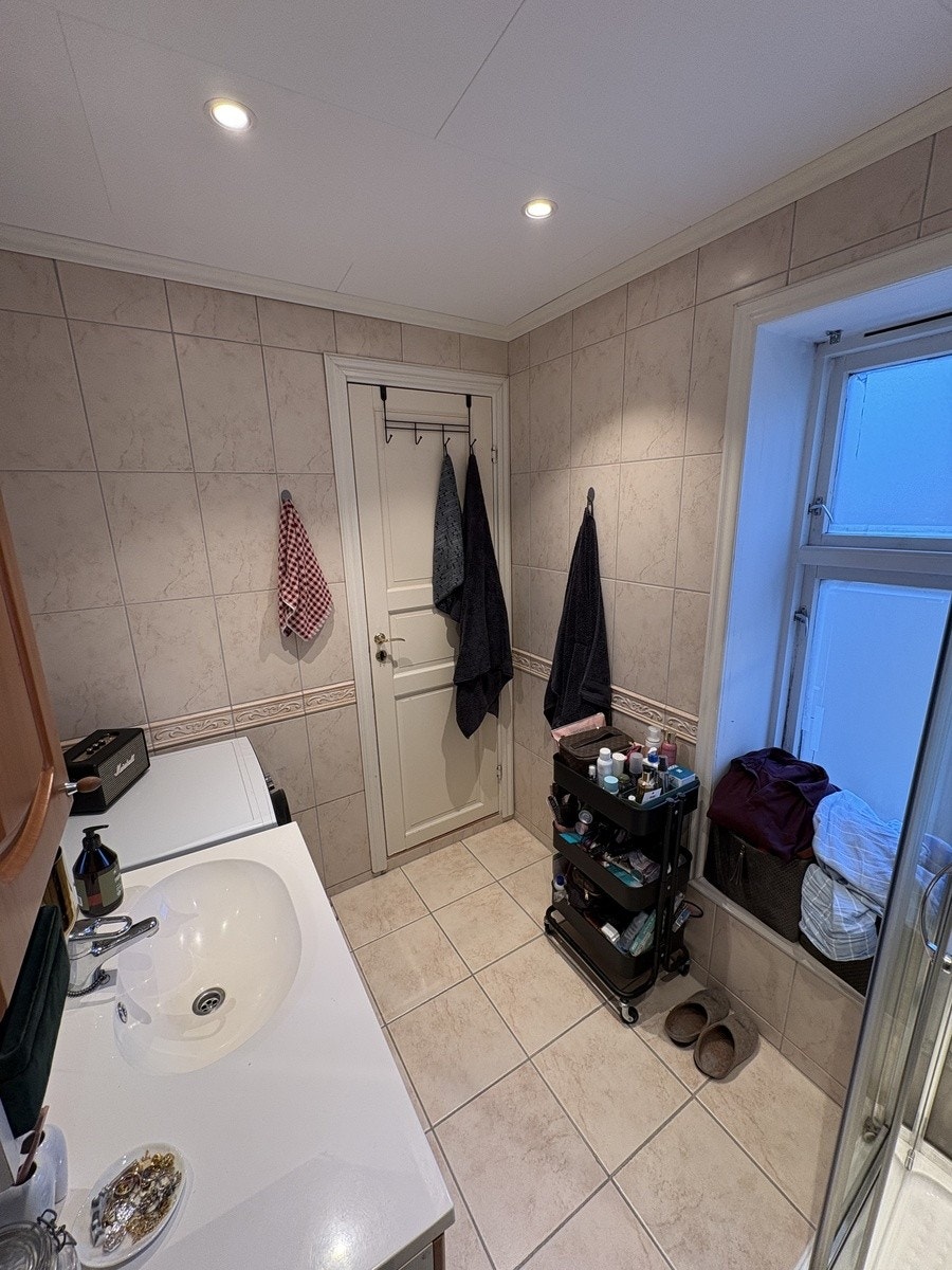 Leilighetens bad - flislagt og med varme i gulv Galleribilde