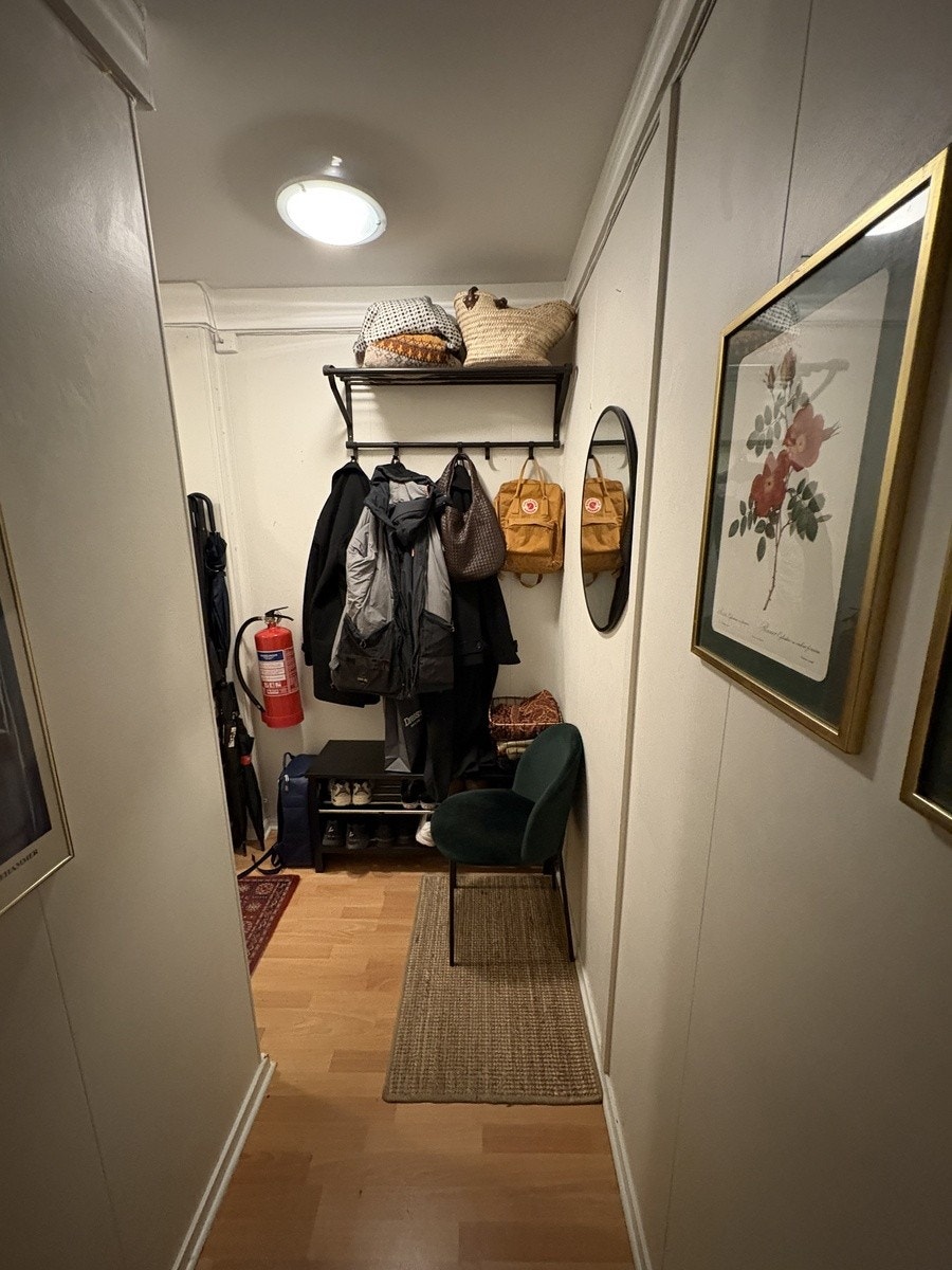 Leilighetens inngangsparti - med plass til sko og ytterbekledning Galleribilde