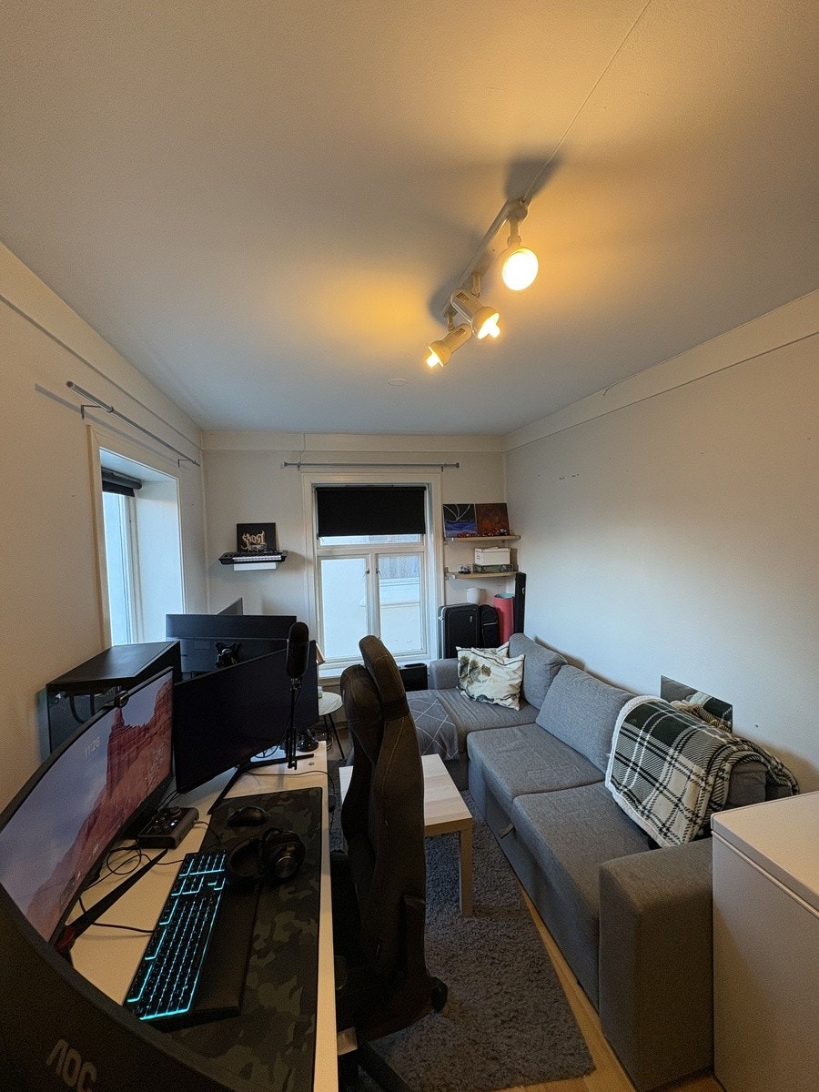 Begge soverommene har vindu mot Brattørveita og baksiden av eiendommen, godt tilbaketrukket fra selve Brattørgata Galleribilde