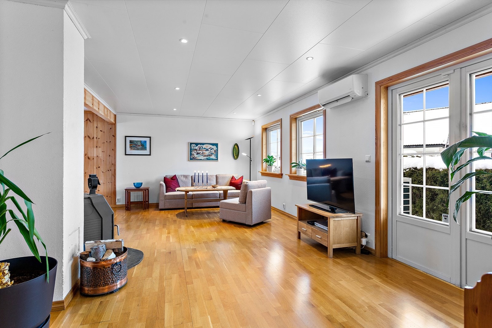 Varmepumpe og peisovn i stuen Galleribilde