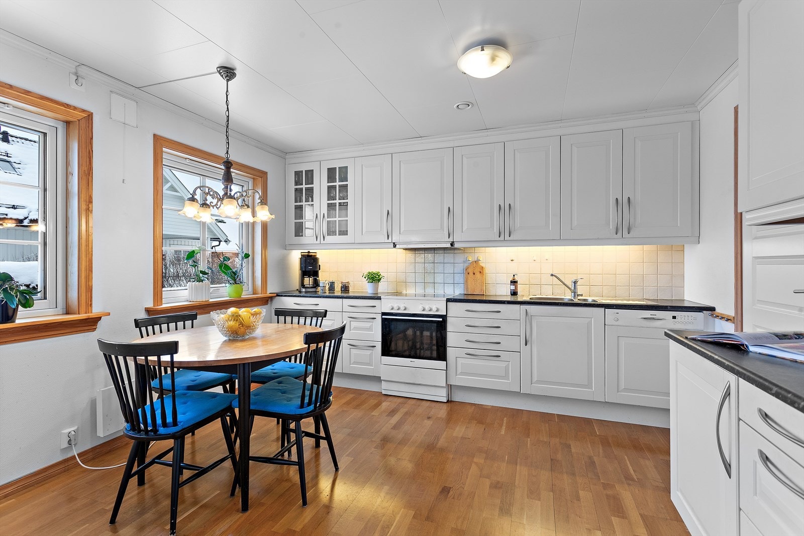 Til høyre i bildet er det dør til en matbod Galleribilde