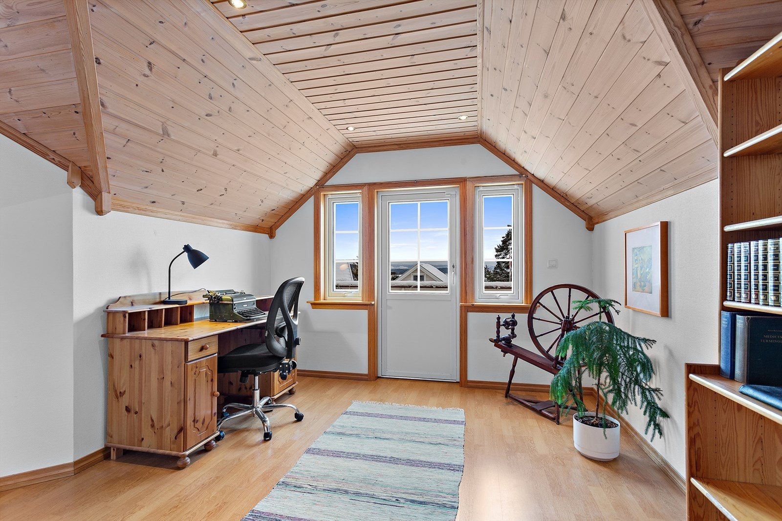 Loftsstue med dør til en veranda med utsikt til fjorden Galleribilde