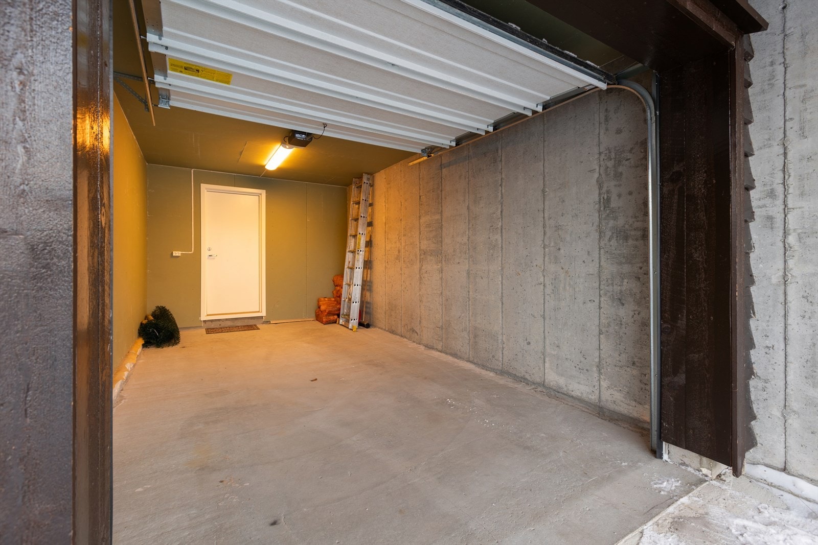 Parkering i integrert garasje og på gårdsplassen. Galleribilde