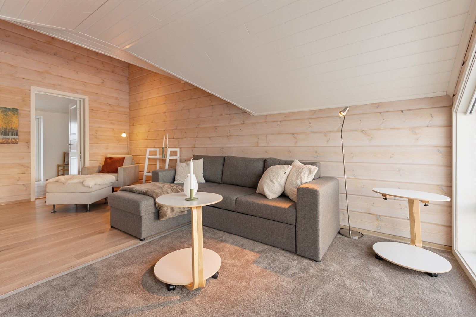 Utenfor soverommene i 2. etasje har boligen en kjærkommen stue, et ekstra oppholdsrom til lek, vennebesøk og avslapning. Det er plass til både kontorkrok og sofagruppe. Galleribilde