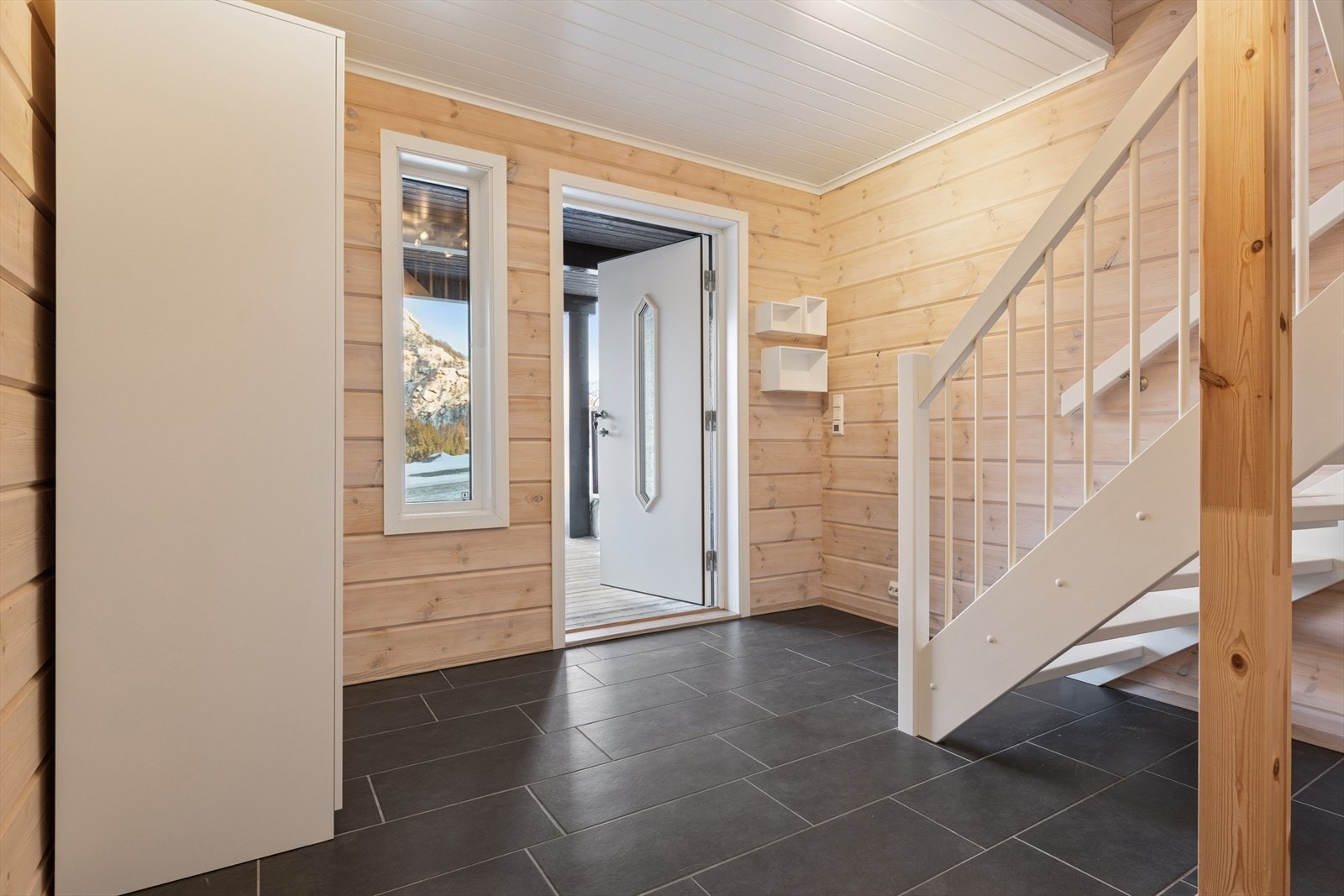 Velkommen inn - i denne etasjen ligger boligens entré, garasje og vaskerom. Galleribilde