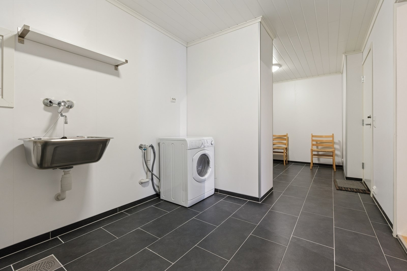 Vaskerommet er plassert i underetasjen og har flislagt gulv med elektriske varmekabler. Galleribilde