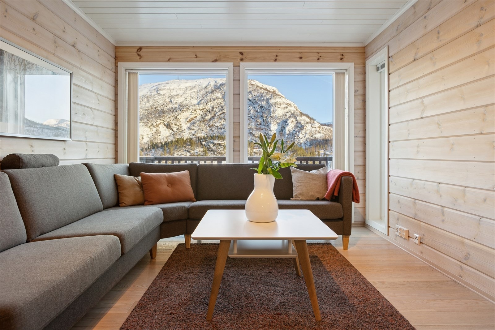 Stuen er et åpent og luftig oppholdsrom med flotte lysforhold via store vinduer. Galleribilde