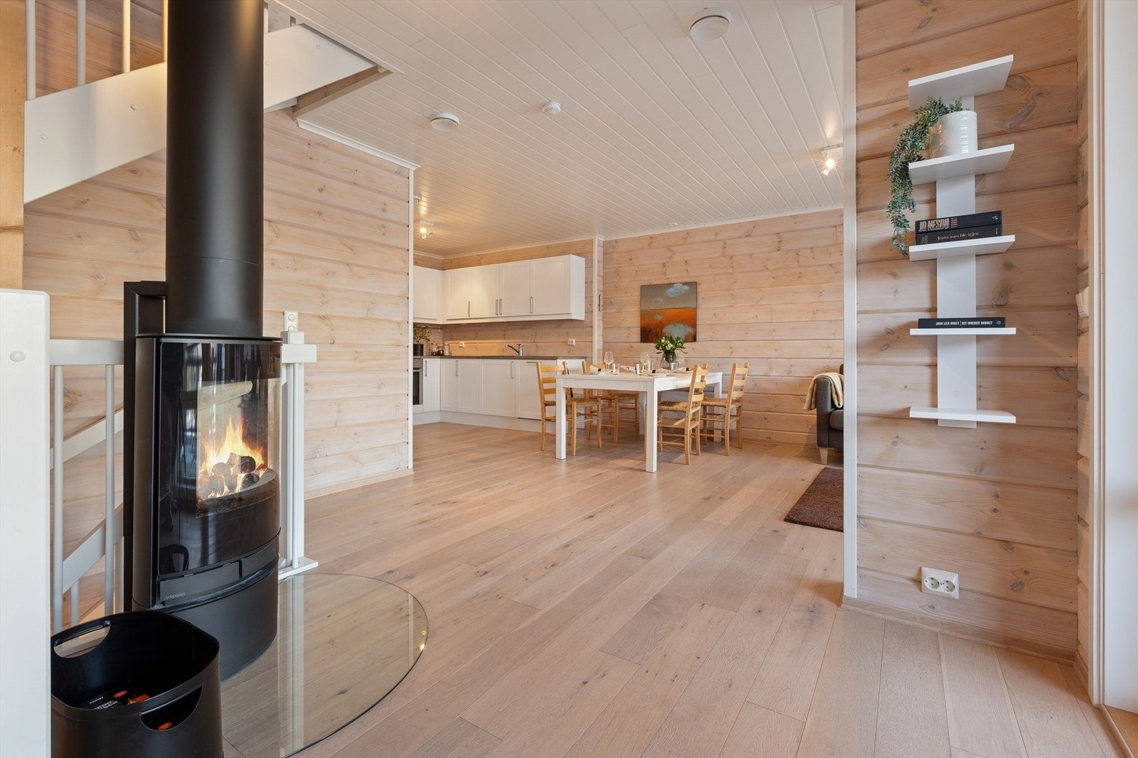 Det er montert en flott peisovn med stor glassflate som sørger for lun varme og knitrende god stemning. Galleribilde