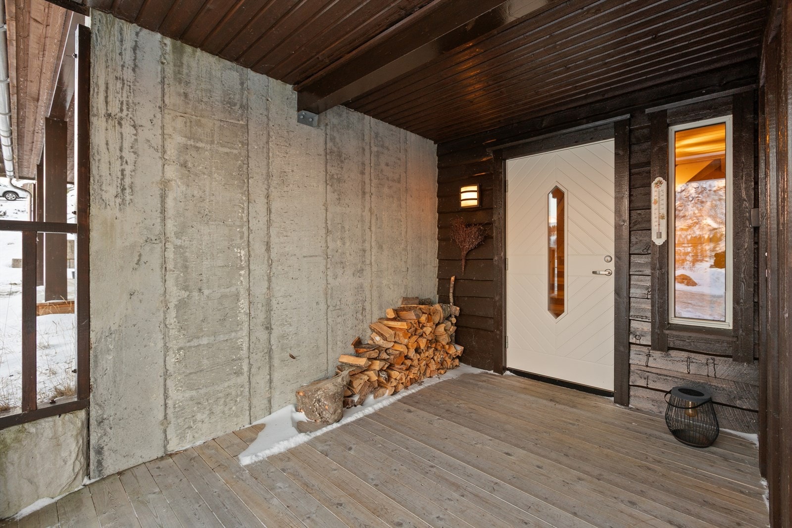 Overbygd inngangsparti med direkte tilknytning til vaskerom og garasje. Galleribilde