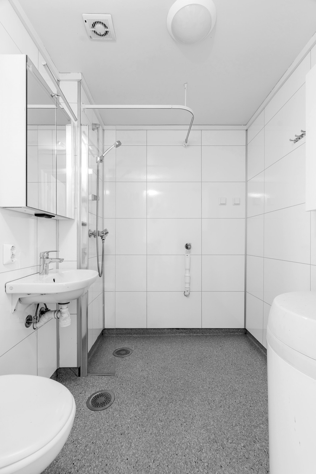 Baderom bestående av baderomsplater på vegger og belegg m/oppkant på gulv med varmekabler Galleribilde