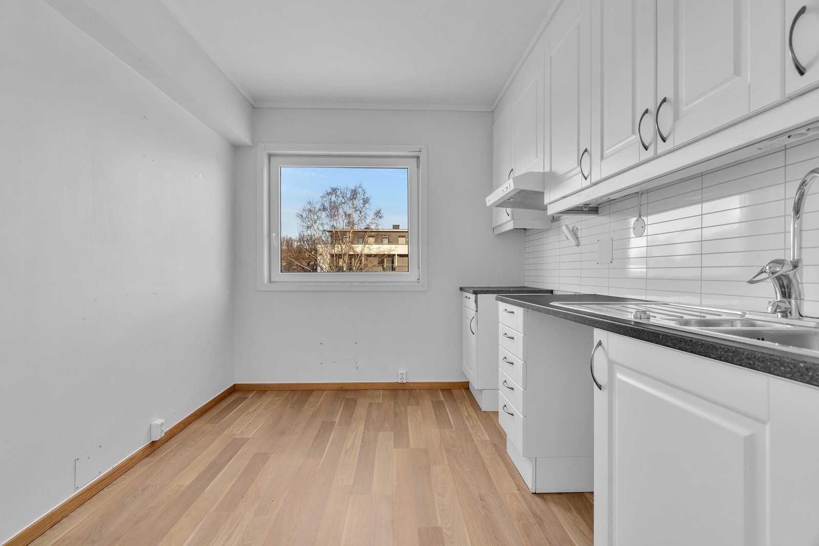 Kjøkken har opplegg til oppvaskmaskin, komfyrvakt og waterquard automatisk vannstopp montert under kjøkkenbenk Galleribilde