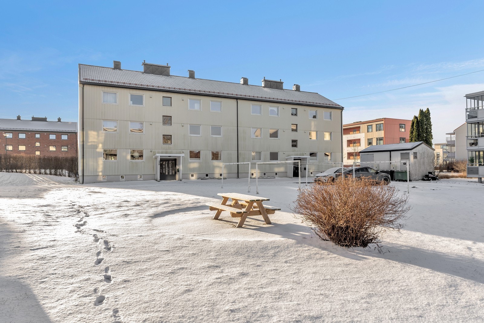 Det medfølger fast biloppstillingsplass på felles tomt markert med leilighetens seksjonsnummer Galleribilde