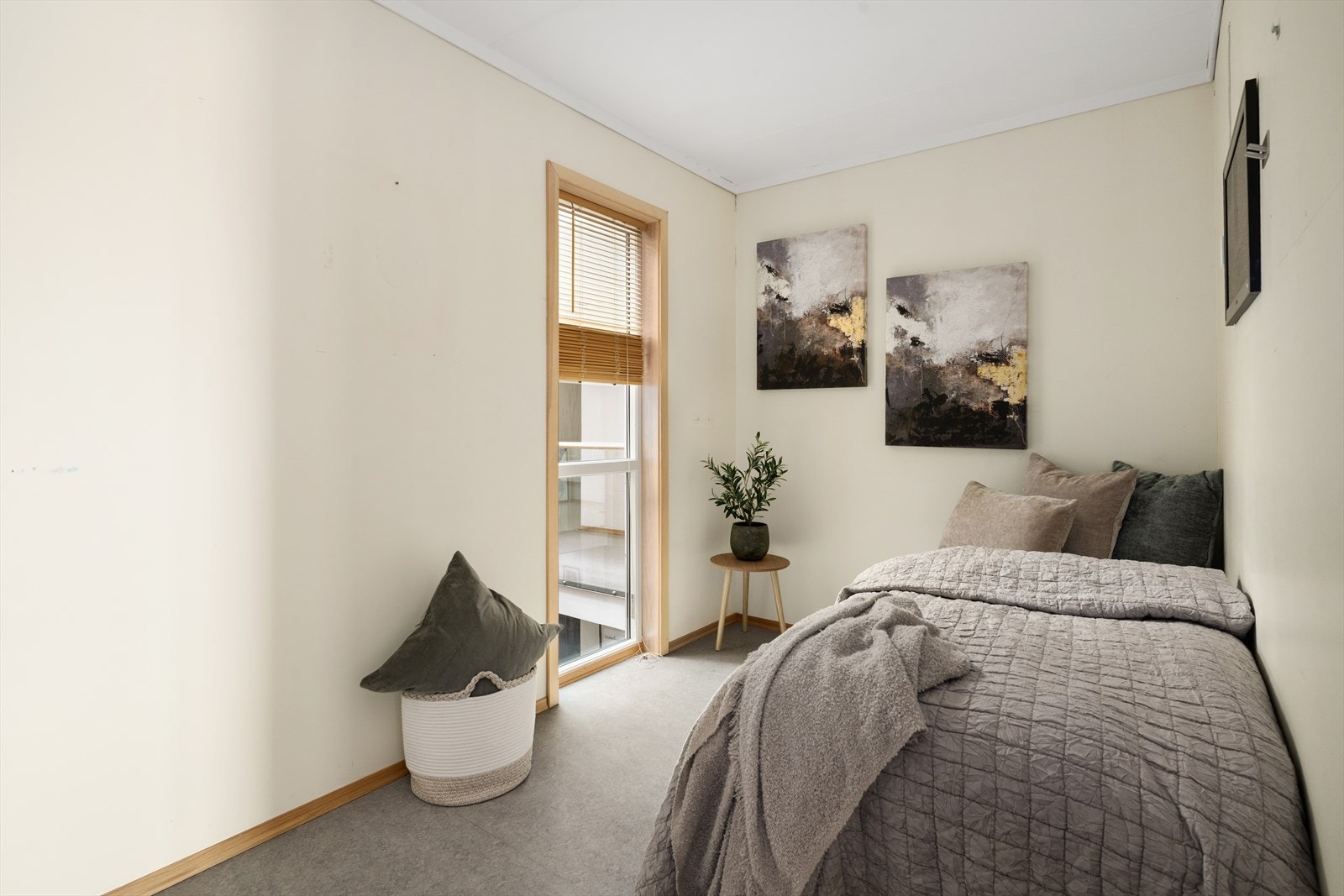 Det andre soverommet er romslig, med fin plass til soveromsmøblement og praktisk skyvedørsgarderobe for klesoppbevaring. Galleribilde