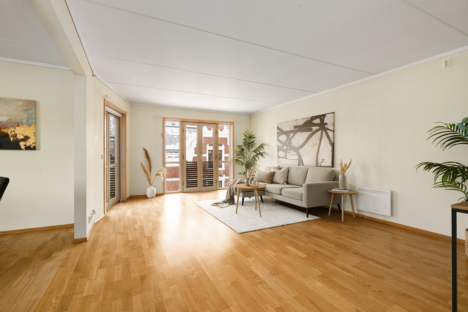 Lys og fin stue av god størrelse, med fransk balkong og gode vindusflater som slipper inn godt med naturlig lys. Galleribilde