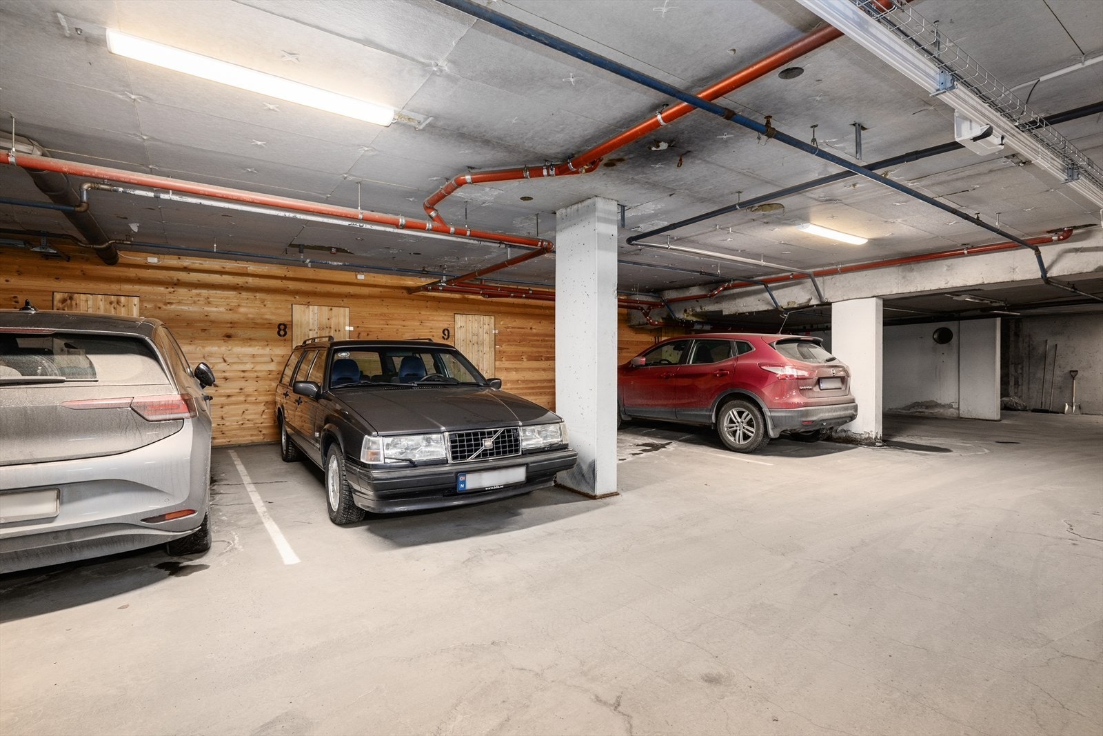 Leiligheten disponerer én egen biloppstillingsplass og bod i felles garasjekjeller. Både bod og biloppstillingsplass er merket nr. 8 (301). Galleribilde