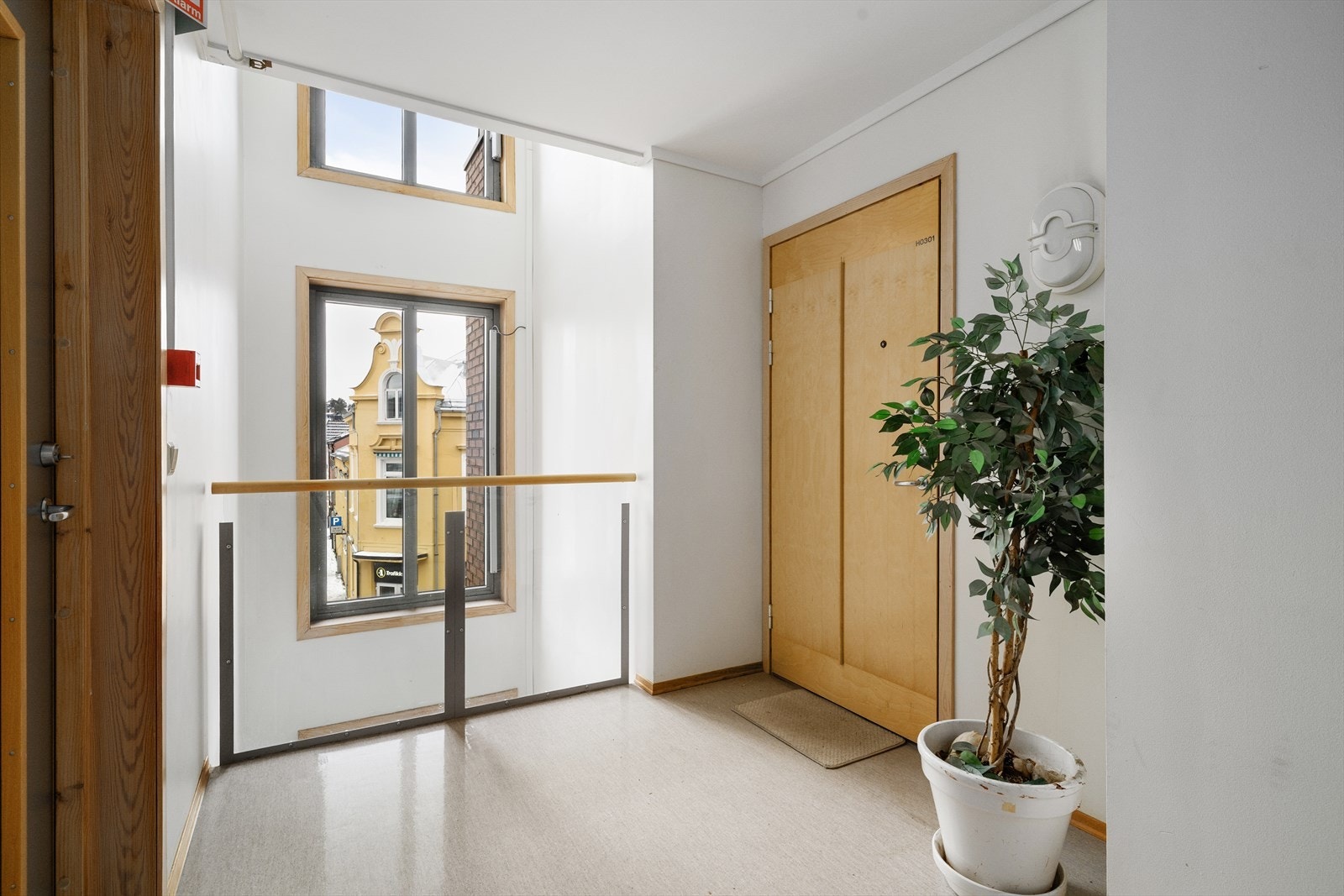 Borettslagets tomt består hovedsakelig av bebyggelsen, hvor det innvendig er etablert et atrium med glasstak og felles gangarealer, samt heis med stoppesteder i alle etasjer. Galleribilde