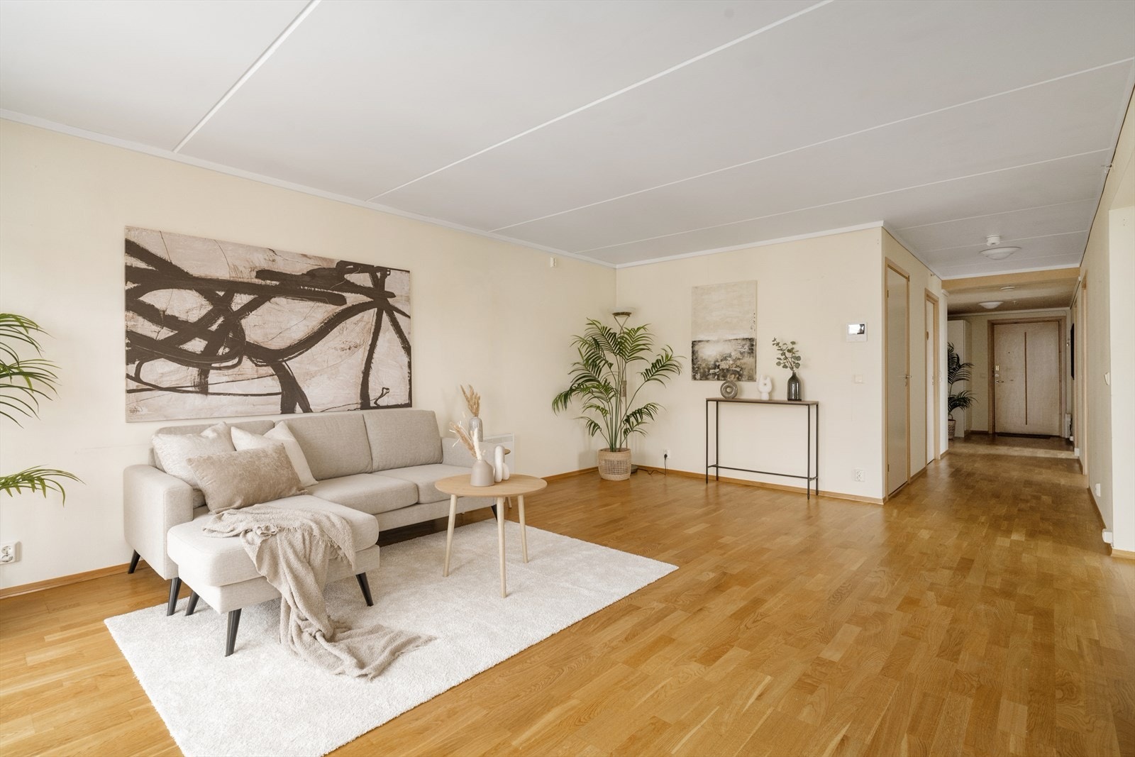 Overflater består av parkett på gulv, malt glassfiberstrie på vegger og malte betongelementer i tak. Galleribilde