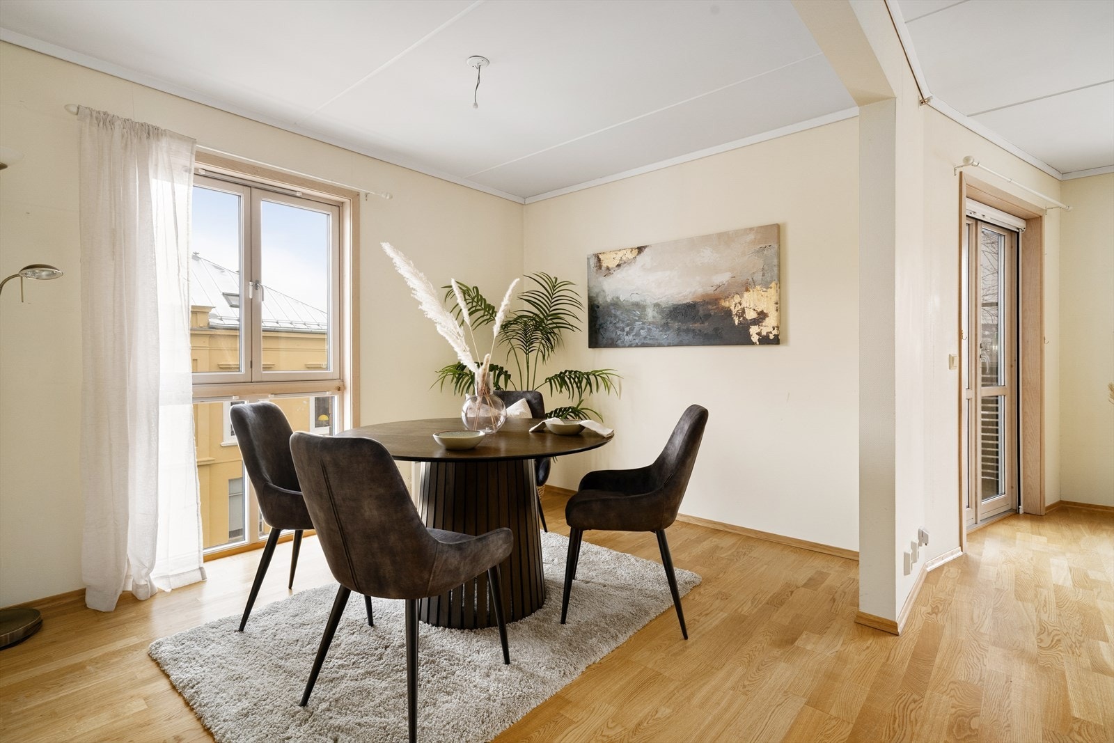 Stuen er åpnet opp mot et tidligere soverom, og romløsningen skaper fine soner for møblering. Mulighet for å tilbakestille soverom. Galleribilde