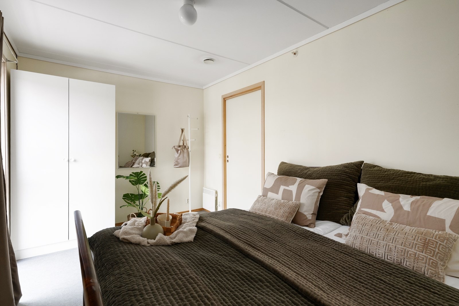 Hovedsoverommet er av god størrelse, med lyse overflater og god plass til dobbeltseng. Dobbelt garderobeskap for klesoppbevaring. Galleribilde