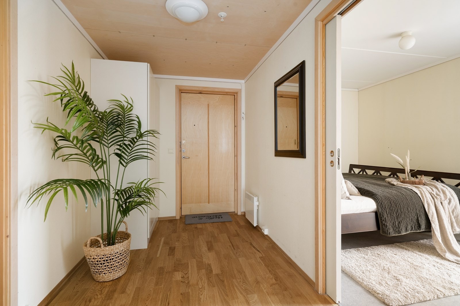 Leiligheten har praktisk porttelefon i stuen, som gjør det enkelt å både snakke med og slippe besøkende inn i bygget. Galleribilde