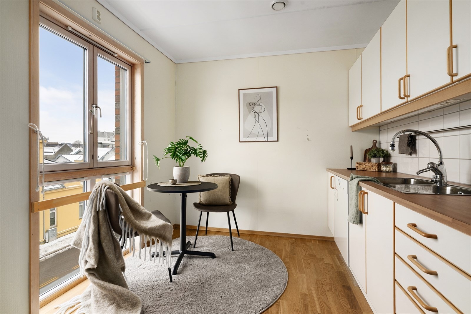 Lyst og romslig kjøkken med velholdt kjøkkeninnredning og hyggelig spiseplass ved vindu. Innredningen har godt med skapplass og glatte fronter. Galleribilde