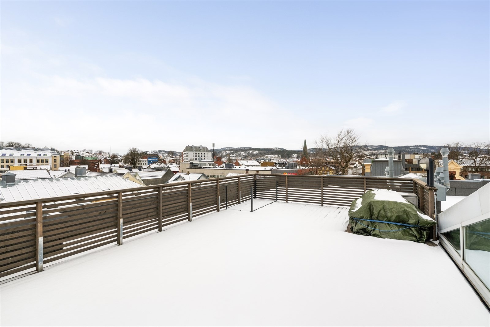 Her har du Porsgrunns trivelige sentrumsgater rett utenfor døra, med kjøpesentre og butikker, kafeer og restauranter, samt diverse kulturtilbud. Galleribilde