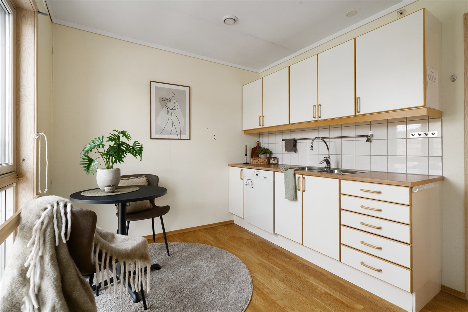 Opplegg for oppvaskmaskin, samt avsatt plass til frittstående kjøleskap og komfyr. Over komfyr er det montert ventilator med avtrekk ut. Galleribilde