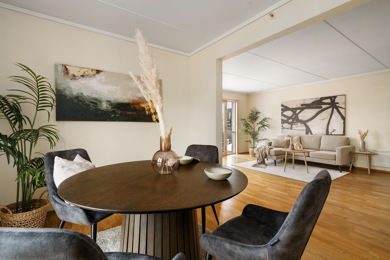 God plass til både sofagruppe og spisestue. Det er opplyst at kabel tv og internett er inkludert i felleskostnadene. Galleribilde