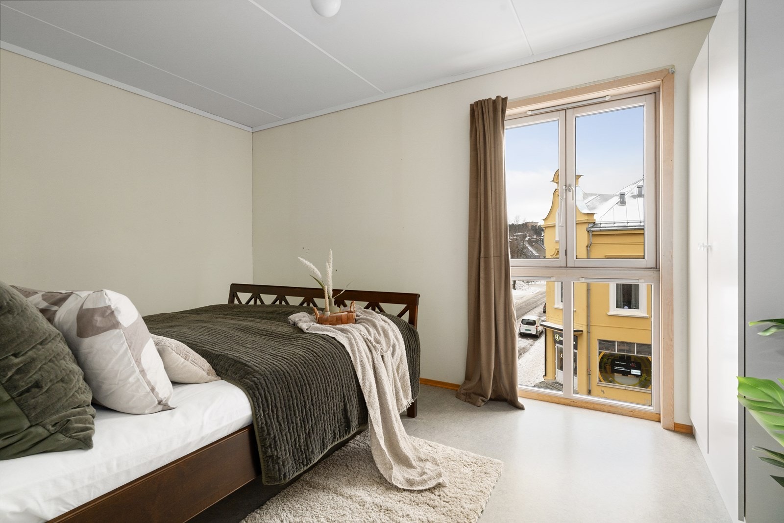 Leiligheten har to soverom, begge med adkomst fra entré via skyvedør. Overflater består av vinylbelegg på gulv og malte flater på vegg. Galleribilde