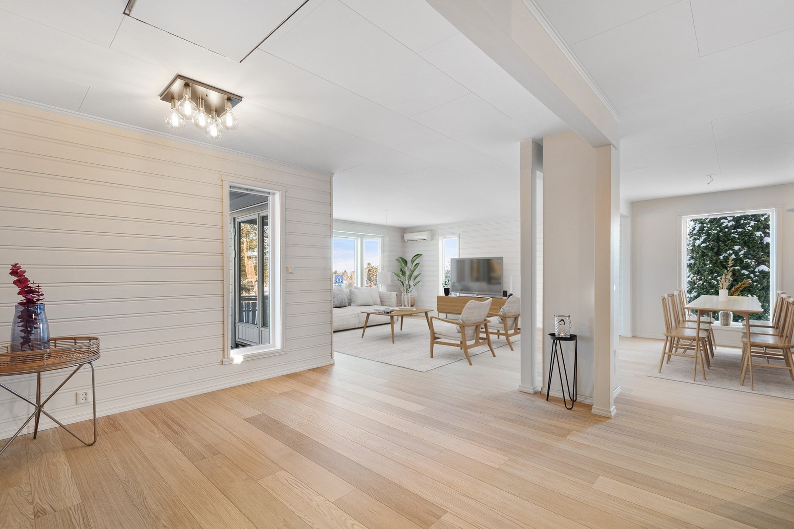 Lyse vegger reflekterer lyset og gir stuen en lett og rolig atmosfære (Digitalt møblert) Galleribilde