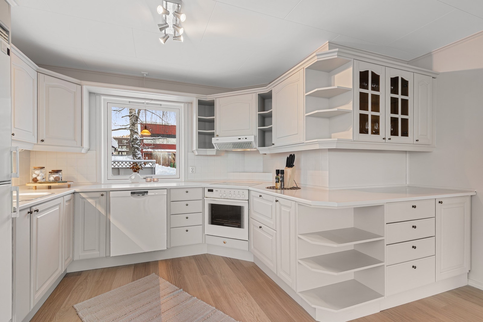 Lyst og trivelig kjøkken med god benkeplass og rom for matlaging og hyggelige måltider Galleribilde