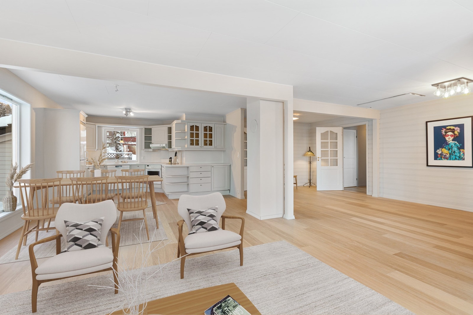 Stue med åpen løsning mot kjøkken (Digitalt møblert) Galleribilde