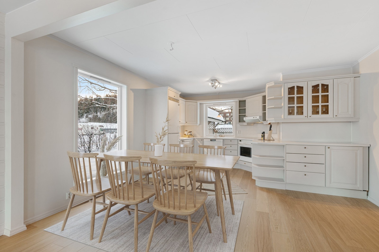 Lyst kjøkken med gode lysforhold og romslig spiseplass (Digitalt møblert) Galleribilde