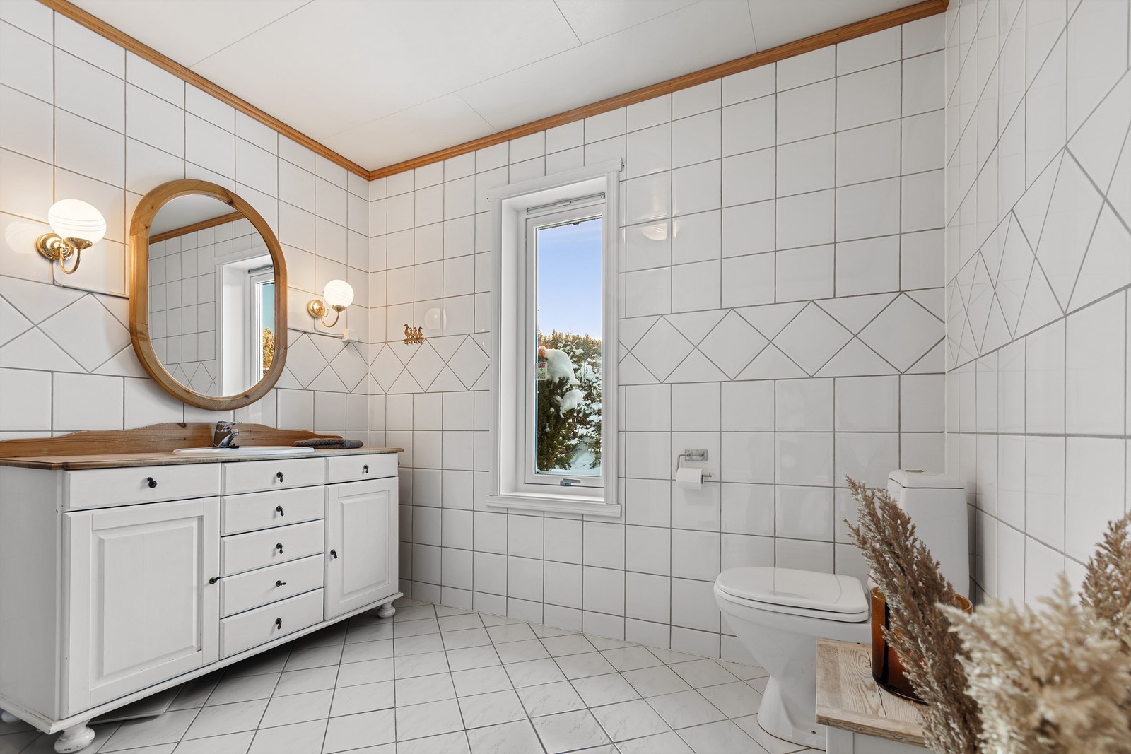 Badet har flislagt gulv med gulvvarme. Flislagte vegger. Galleribilde