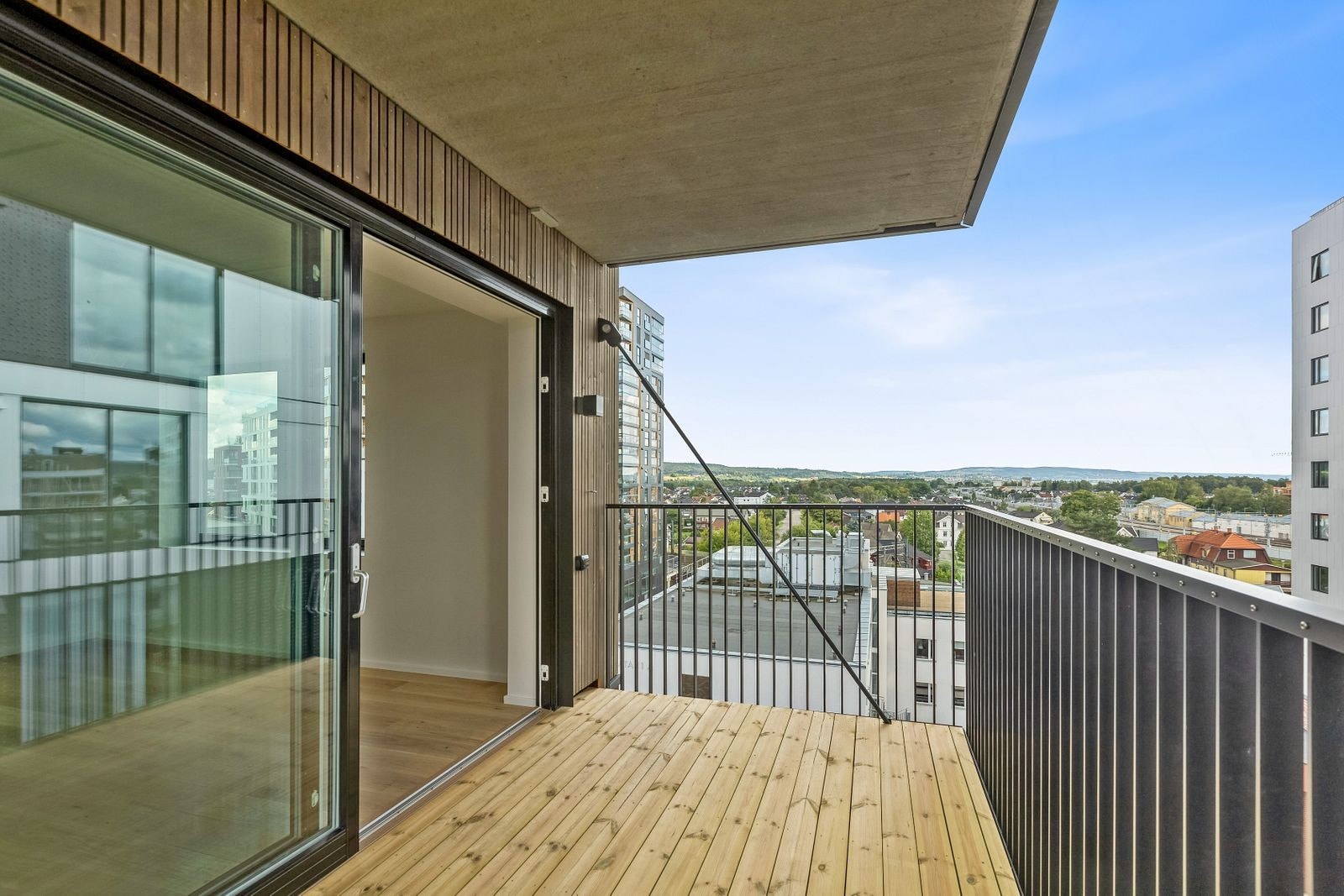 Balkong - romslig, sørvendt balkong med fin utsikt og gode solforhold. Galleribilde