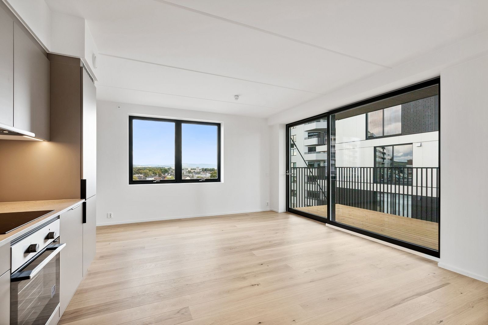 Stue/kjøkken - åpen løsning. Flott utsikt fra stuevindu! Galleribilde