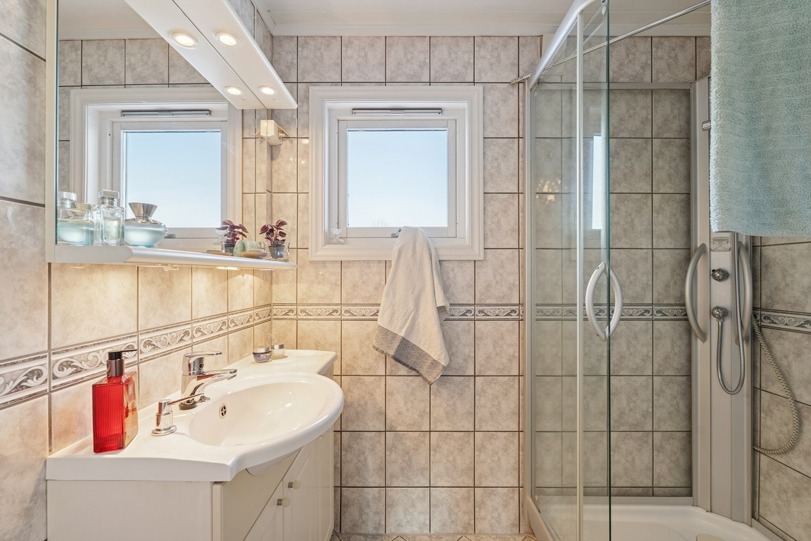 Badet ligger i 2. etasje og det er opplyst å være renovert på starten av 2000-tallet Galleribilde