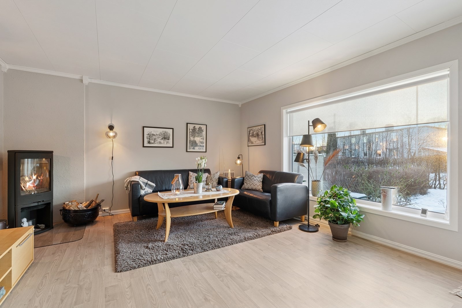 Boligen har stemningsfull vedovn som gir ekstra varme og hygge gjennom vinterhalvåret Galleribilde