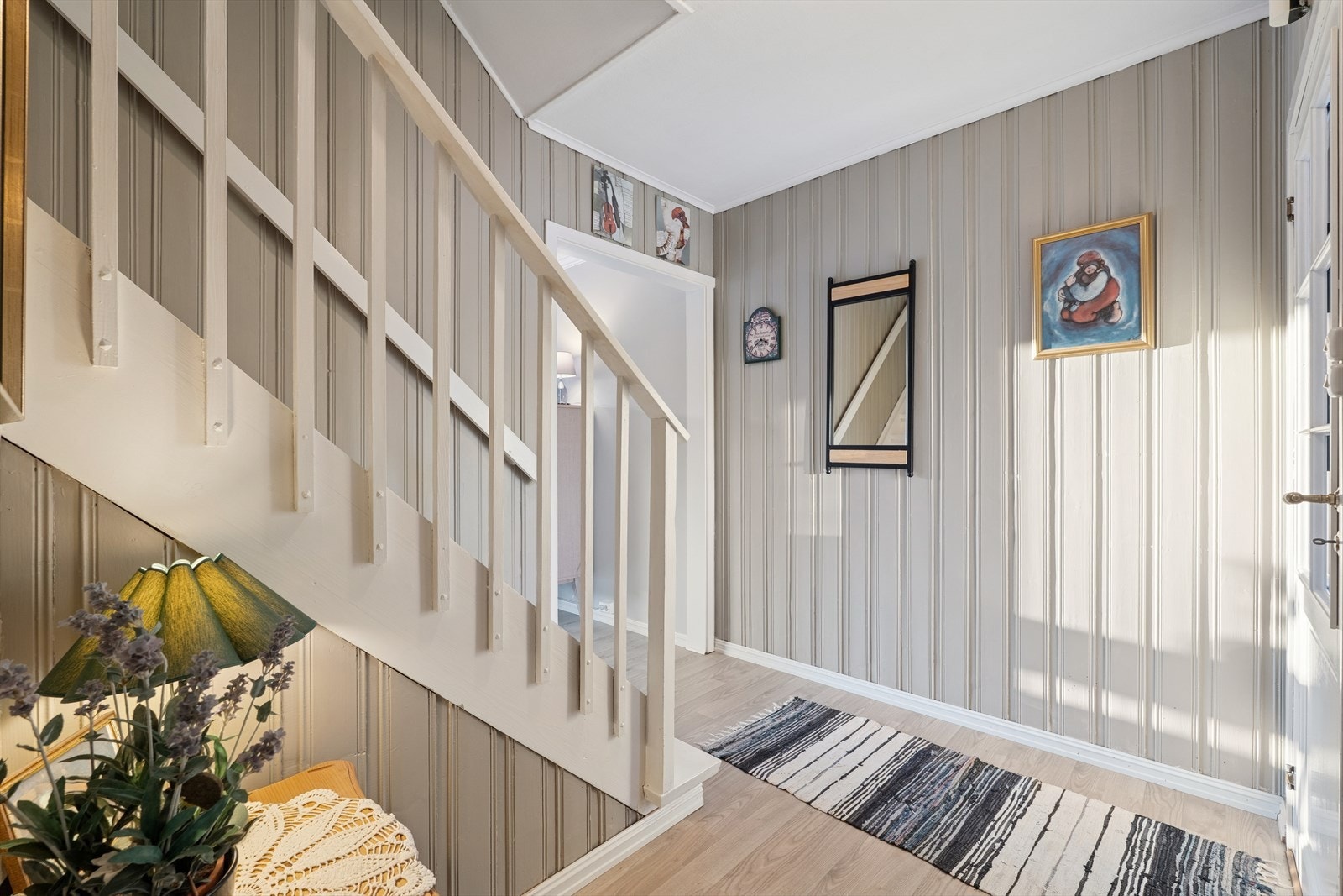 Mellom etasjene er det en tidløs trapp med tette trinn og hvitt rekkverk Galleribilde