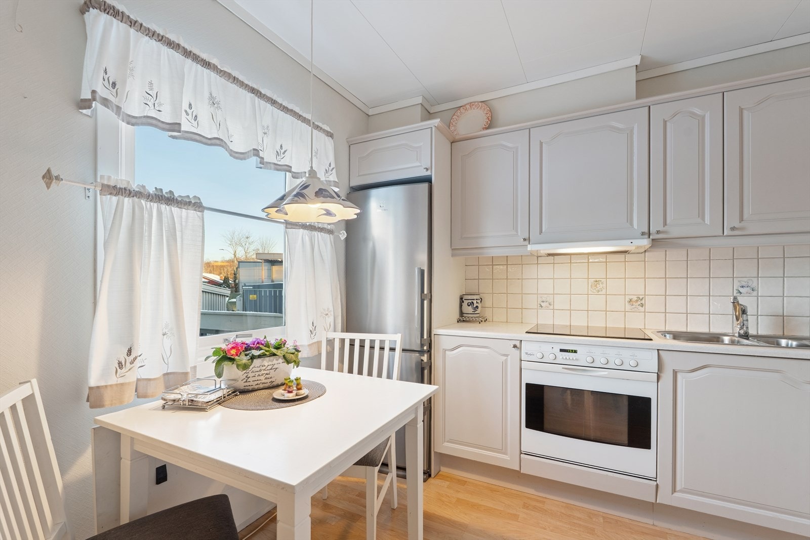 Kjøkkenet ligger i 1. etasje og er fra byggeåret, og fremstår som et klassisk familiekjøkken med rikelig skapplass Galleribilde