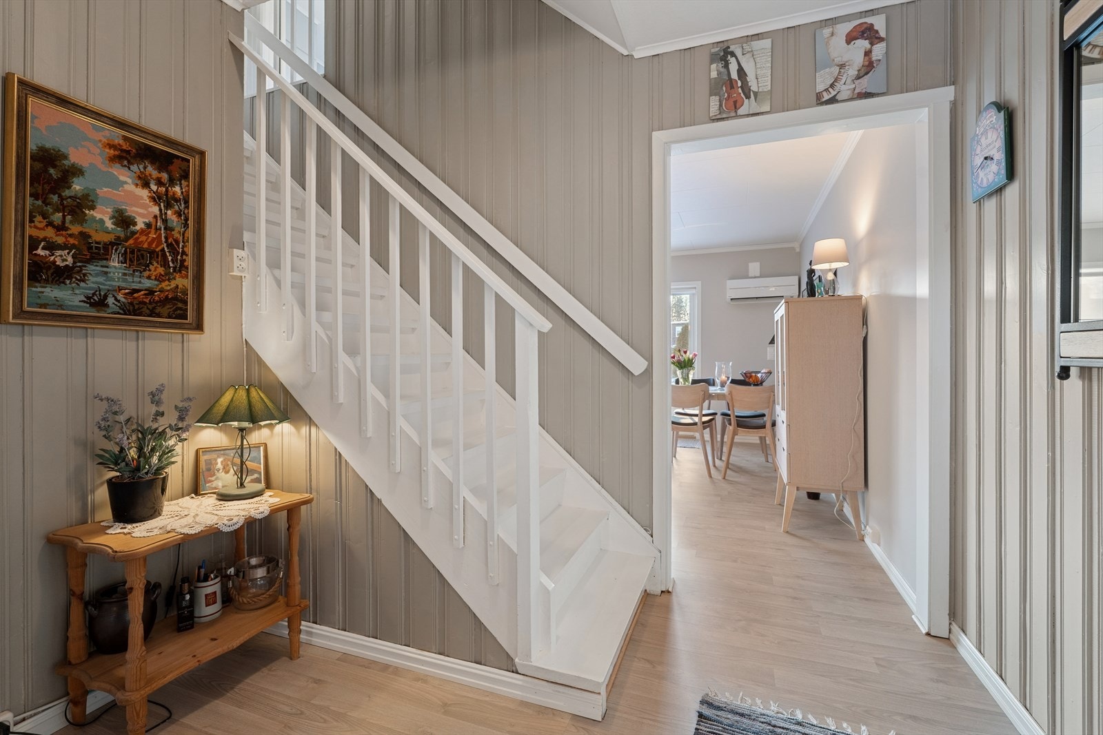 Ved inngangen blir du møtt av en lys og romslig gang med tilgang til både kjøkken og stue Galleribilde