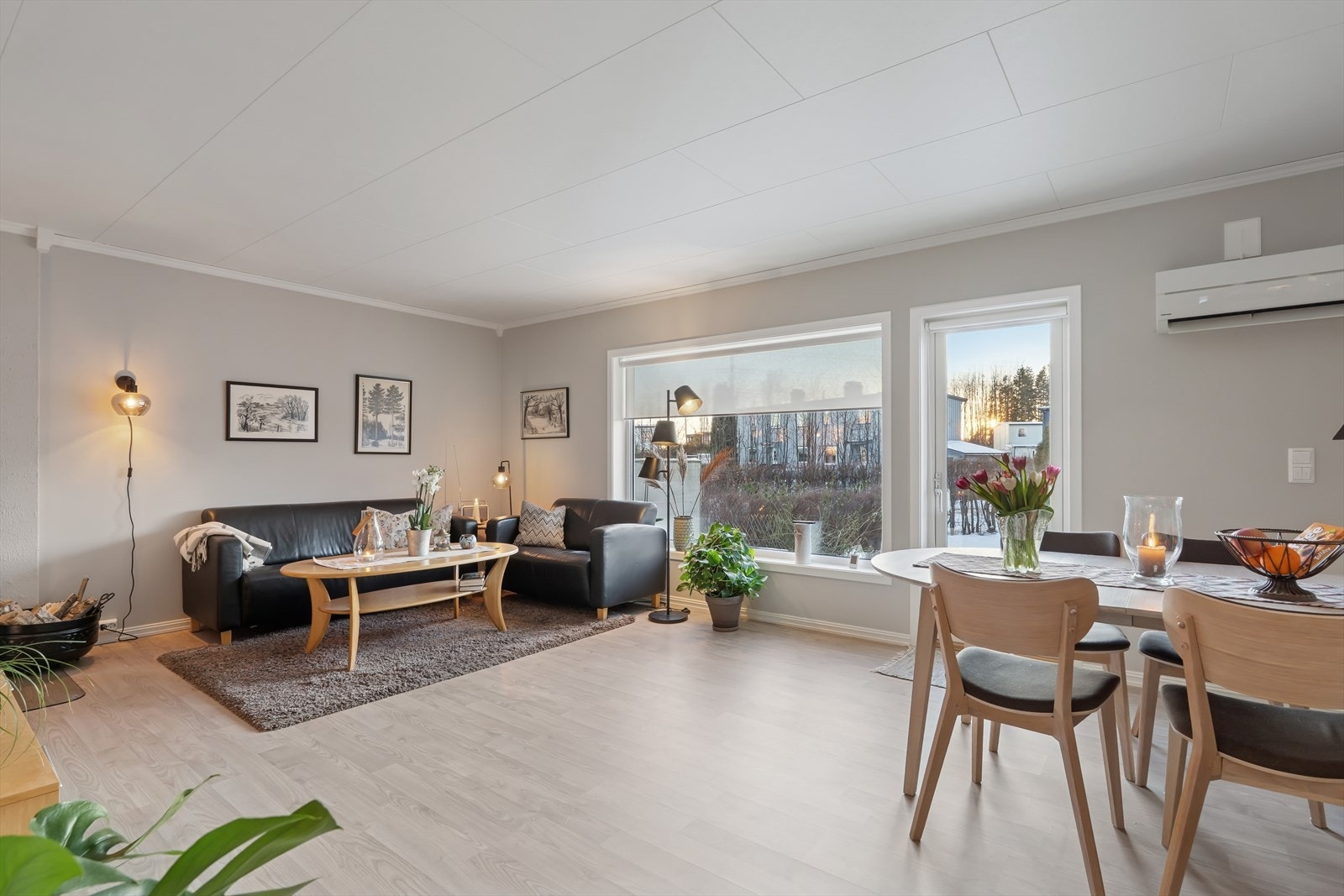 Fra stuen er det terrassedør ut til romslig terrasse på 25 kvm i treverk og hage med plen og hekk, en hyggelig og skjermet uteplass Galleribilde