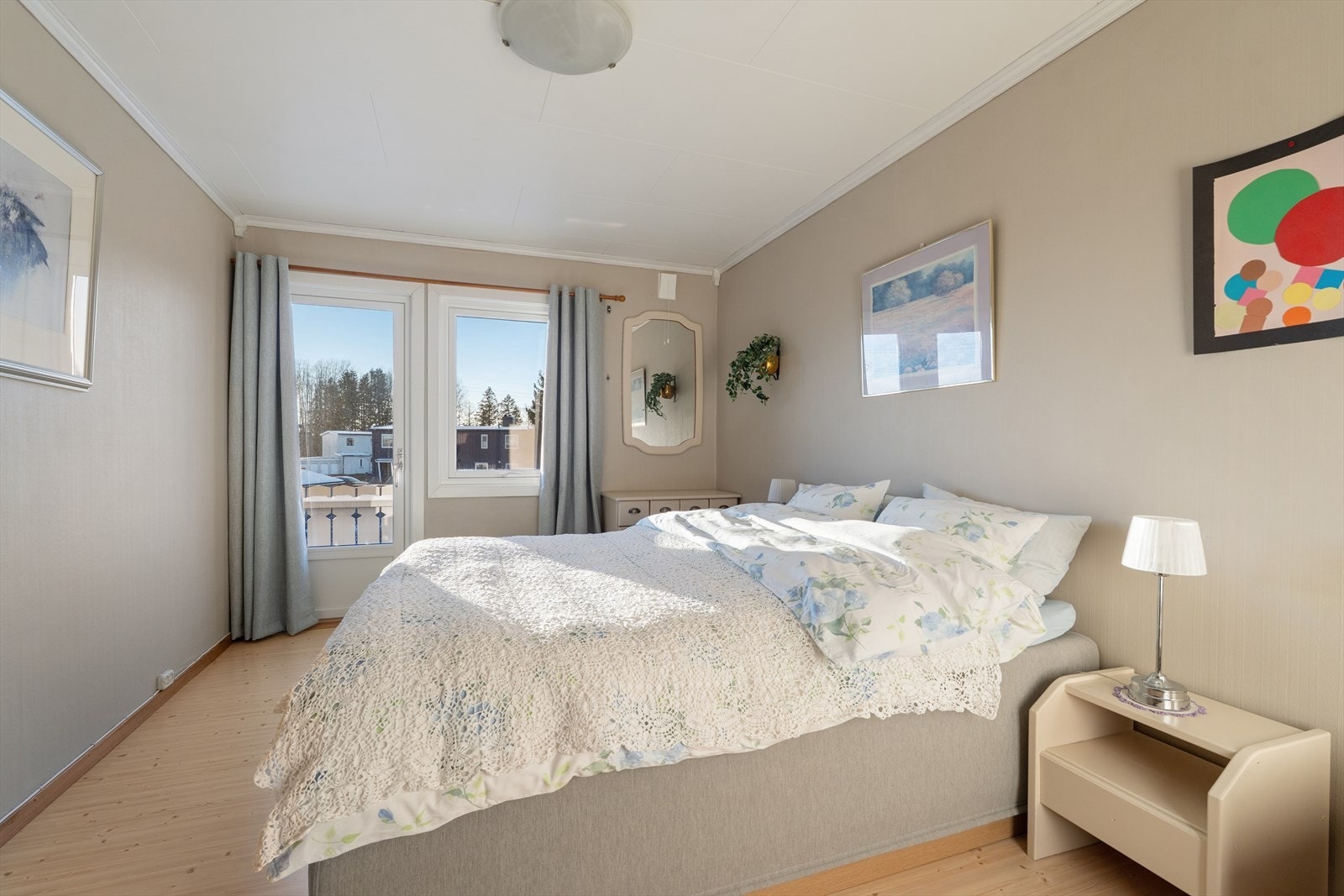 Hovedsoverommet er romslig, med god plass til dobbeltseng og nattbord. Fra rommet er det også adkomst til en liten balkong via terrassedør Galleribilde